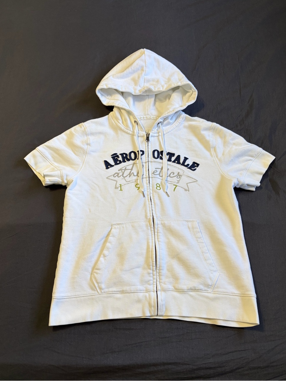 2000s Aeropostale white zip up hoodie w/short sleeves&embroidered logo. Size XL